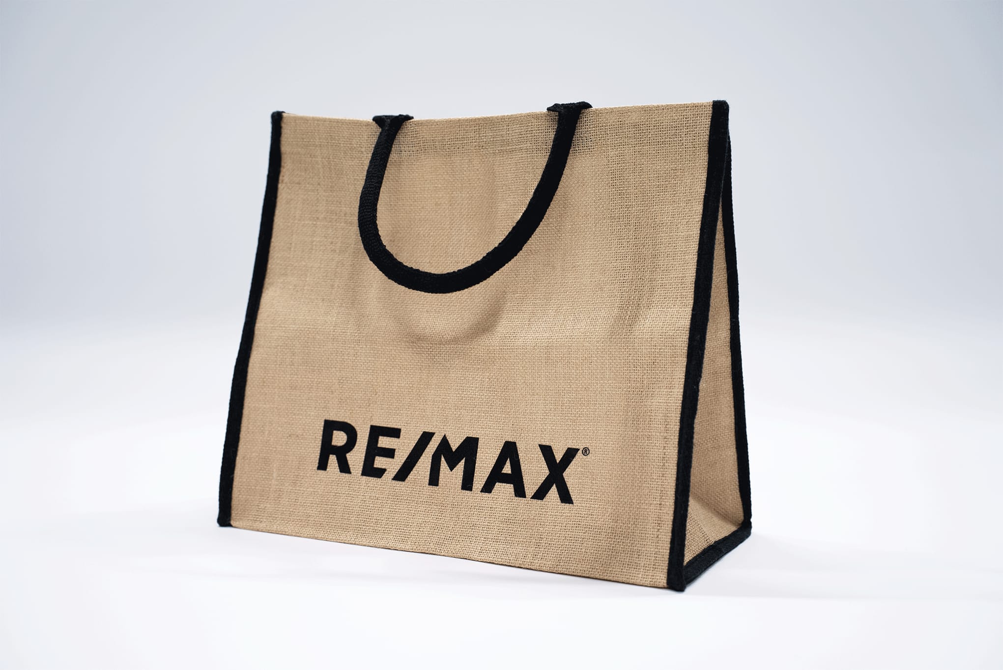 Tot Bag de Juta RE/MAX com alsas pretas
