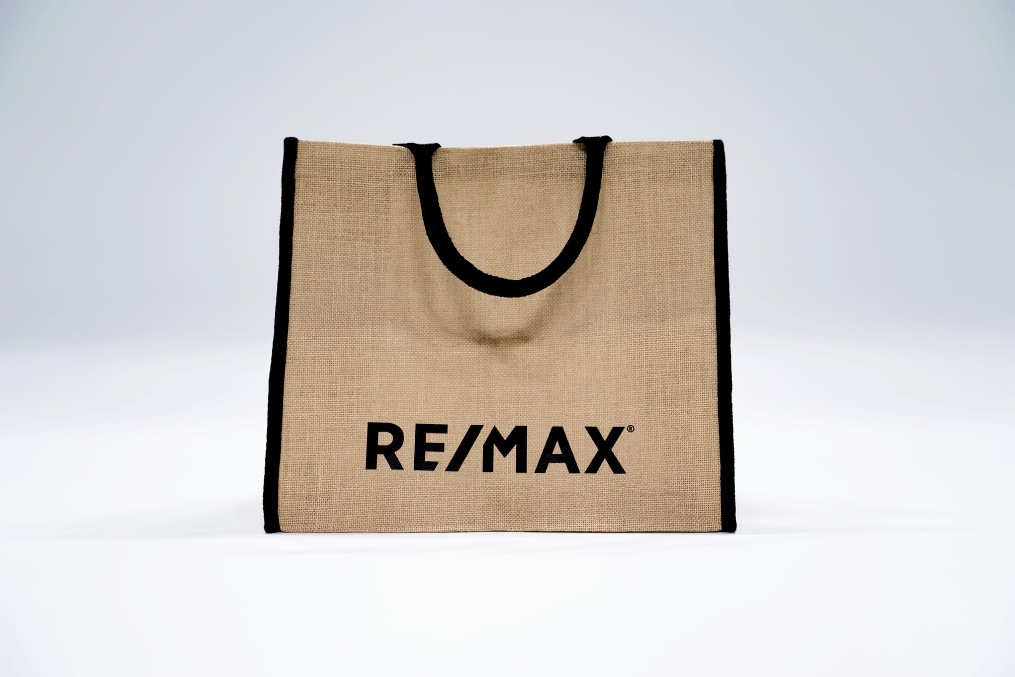 Tot Bag de Juta RE/MAX com alsas pretas - Image 3