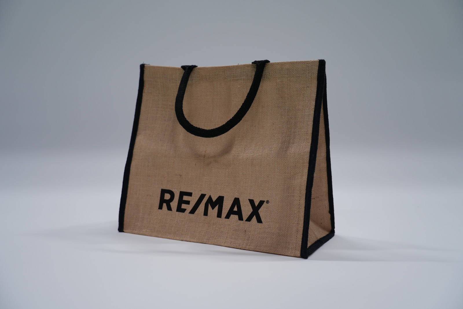 Tot Bag de Juta RE/MAX com alsas pretas - Image 4